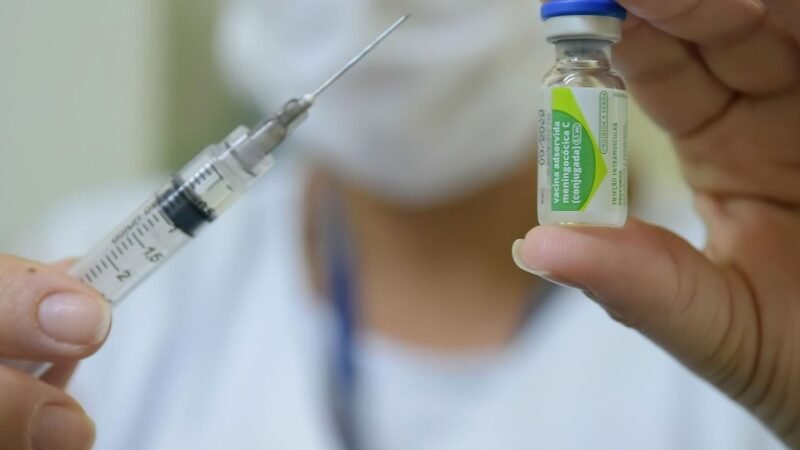 Sob censura, surto de meningite foi um dos primeiros desafios do PNI