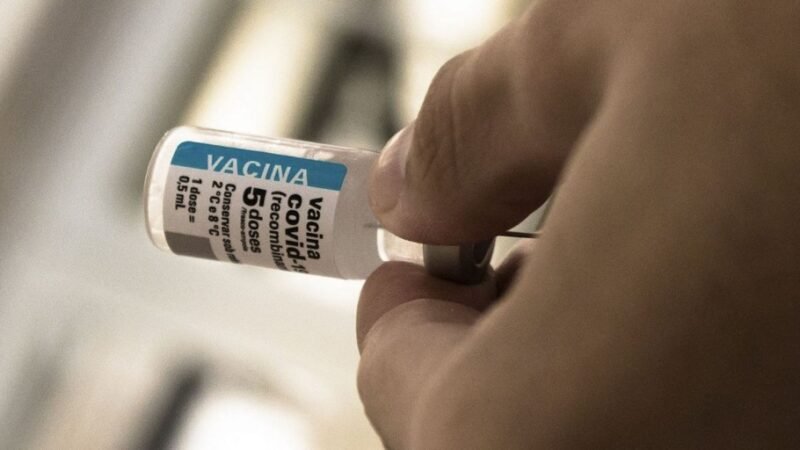 Brasil prepara inclusão de vacinas de covid-19 no calendário de rotina