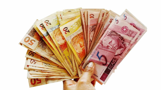 Veja o que pode mudar com o salário mínimo de R$ 1.421 em 2024