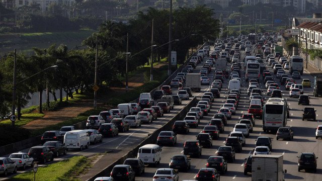 Furgão com 1.870 multas é flagrado na pista local da marginal Pinheiros, em SP