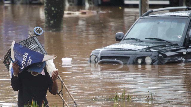 Após ciclone, água invade casas nas ilhas de Porto Alegre e deixa cidade em alerta