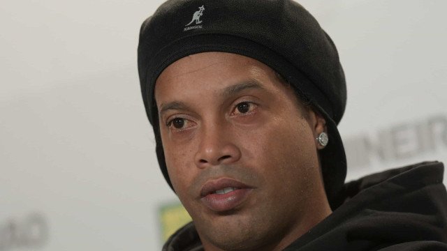 Ronaldinho ‘dribla’ torcedor que invadiu o campo em jogo de lendas do Barcelona