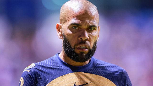 Estátua de Dani Alves é vandalizada na Bahia