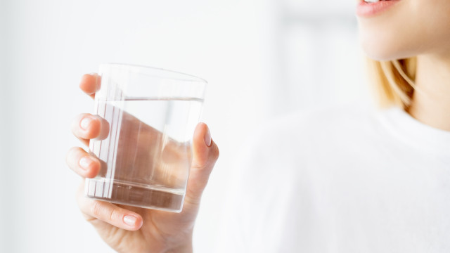 Lei que obriga restaurantes a dar água de graça aos clientes em SP é suspensa pela Justiça