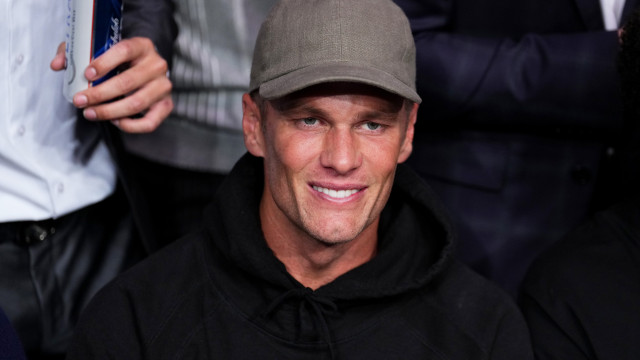 Tom Brady desembarca em São Paulo e é presenteado com escultura avaliada em mais de R$ 100 mil