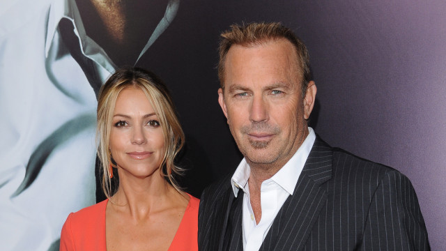 ‘Ex’ de Kevin Costner chora durante audiência de pensão de alimentos