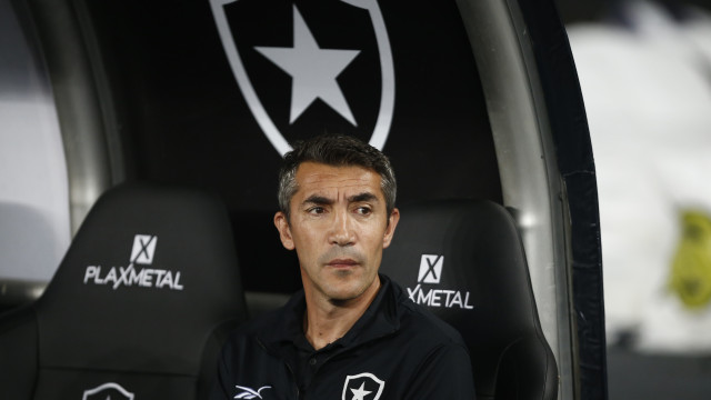 Corinthians vence Botafogo e mantém concorrentes ao título animados