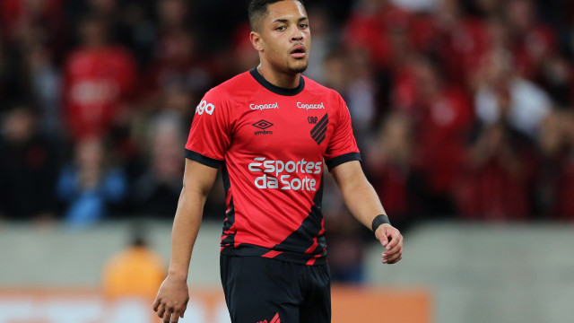 Vitor Roque sofre lesão ligamentar ‘sem necessidade de cirurgia’ e ainda pode jogar em 2023