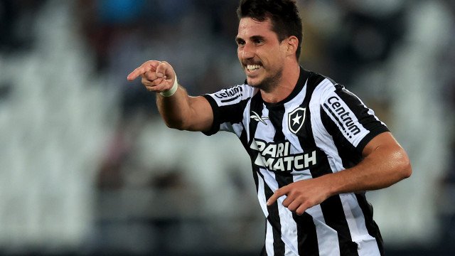 Botafogo enfrenta Atlético-MG para evitar aproximação do Palmeiras na liderança
