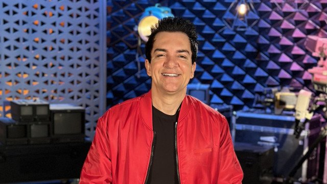 Cantor Regis Danese retira sonda e é transferido de hospital após acidente