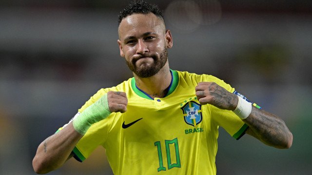 Neymar ganha placa da CBF após bater marca de Pelé e afasta comparações: ‘Não sou o melhor’