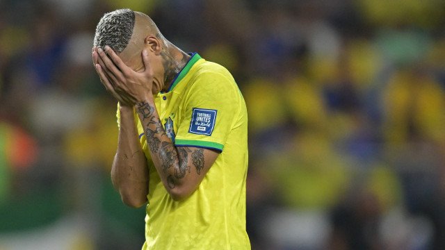 Titularidade ameaçada? Richarlison é flagrado chorando no banco da seleção após ser substituído