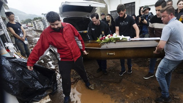 Sobe para 49 número de mortos no RS após chuvas intensas e enchentes