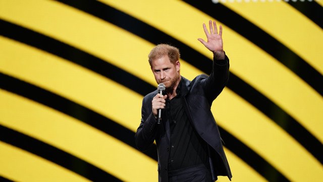 Príncipe Harry faz discurso emocionante (lembrando memória da rainha)