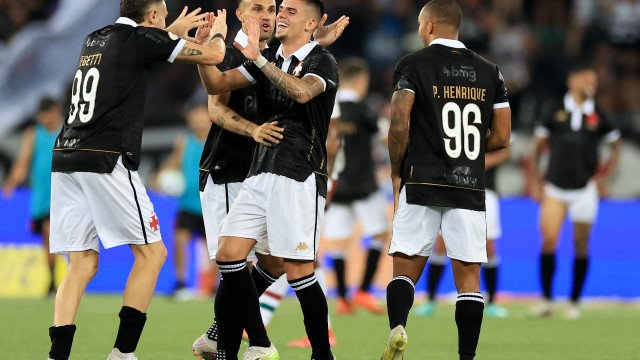 Com torcida em São Januário, Vasco inicia diante do Coritiba série de confrontos diretos