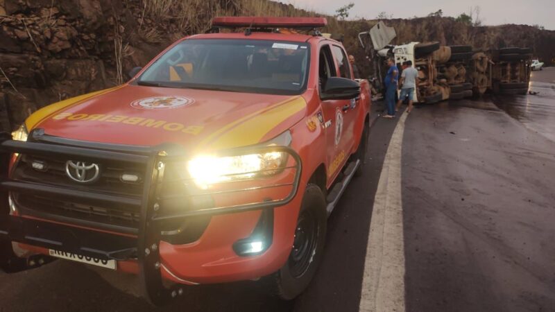 Serra do Cachimbo: Condutor fica preso às ferragens após carreta carregada com combustível tombar