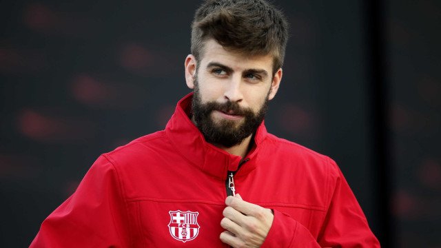 Veja a queda assustadora de Piqué a mais de dois metros de altura