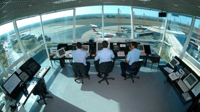 Controladores de voo cancelam paralisação, após Justiça determinar multa