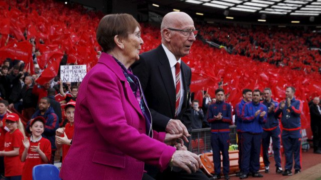 Bobby Charlton, um dos maiores nomes do futebol inglês, morre aos 86 anos