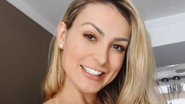 Andressa Urach faz tatuagem de cifrão no rosto