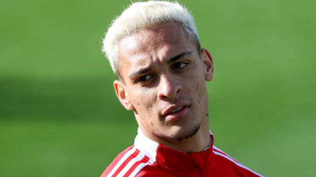 Antony volta a treinar com o elenco do United e pode jogar a Champions
