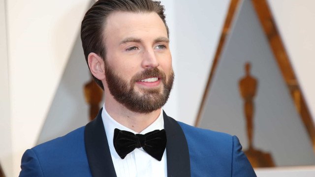 Chris Evans exibe aliança de casamento pela primeira vez em público