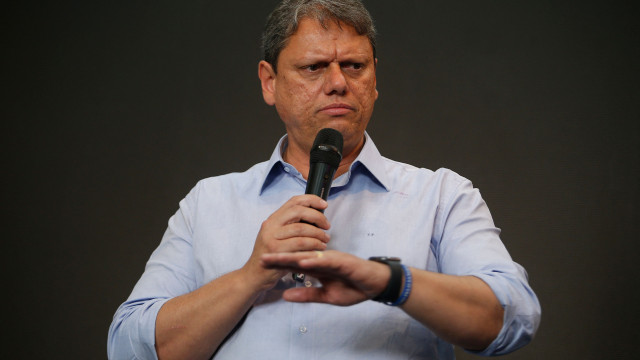 Tarcísio veta projeto que impediria venda de animais em pet shops, mas propõe proibição de vitrines
