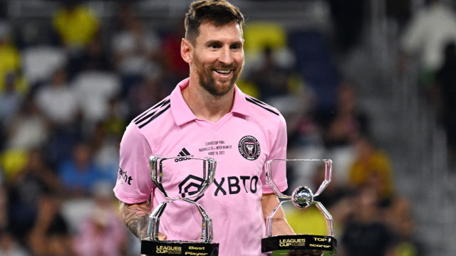 Messi conquista oitava Bola de Ouro no dia do aniversário de Maradona