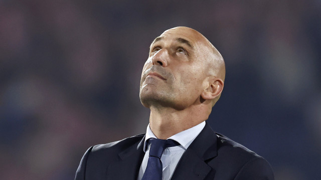 FIFA afasta Luis Rubiales do futebol durante três anos