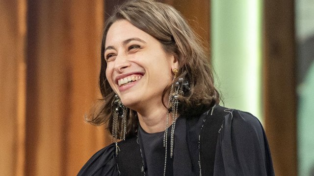 ‘Quem limpa a casa deveria ganhar mais do que um banqueiro’, diz Luisa Arraes