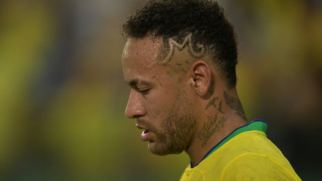 Neymar mostra indignação após ser atingido por saco de pipoca: ‘Não venho aqui para passear’
