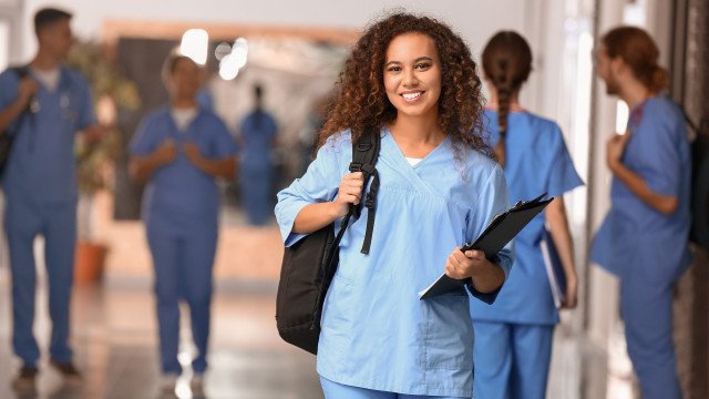 Número de estudantes de medicina sobe, mas formação de especialistas não acompanha