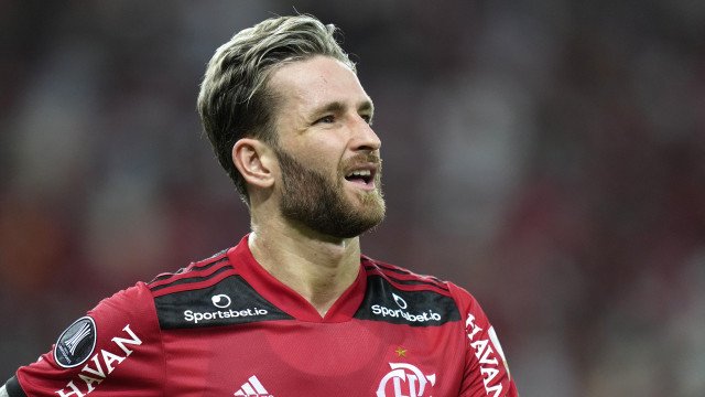 Léo Pereira sofre fissura no tórax e pode desfalcar Flamengo no duelo com o Santos