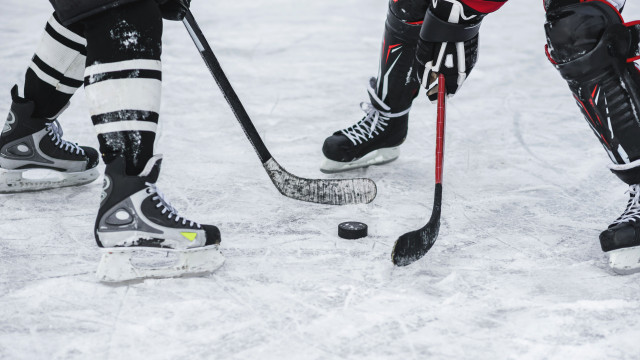 Jogador de hóquei no gelo morre após acidente com patins de adversário em quadra