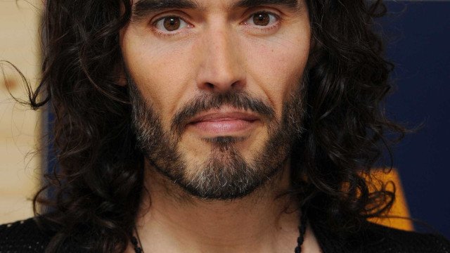 Após cinco processos, Russell Brand é acusado novamente por agressão sexual