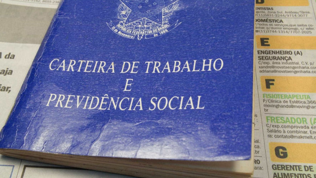Taxa de desemprego fica em 7,6% no trimestre até outubro, afirma IBGE