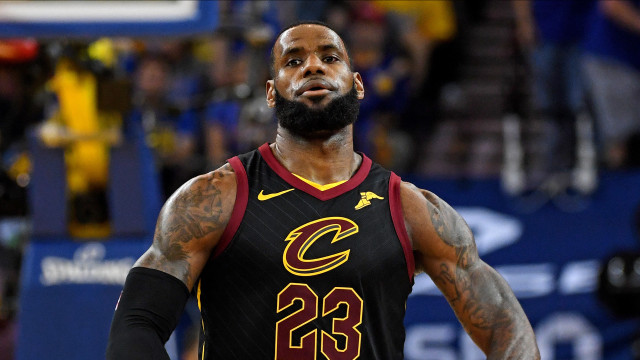 LeBron faz 35 pontos, agarra 11 rebotes e Lakers voltam a derrotar Clippers após 11 derrotas