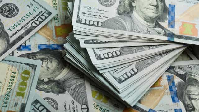Dólar recua em linha com DXY, juro de Treasuries e digerindo dados fracos de serviços