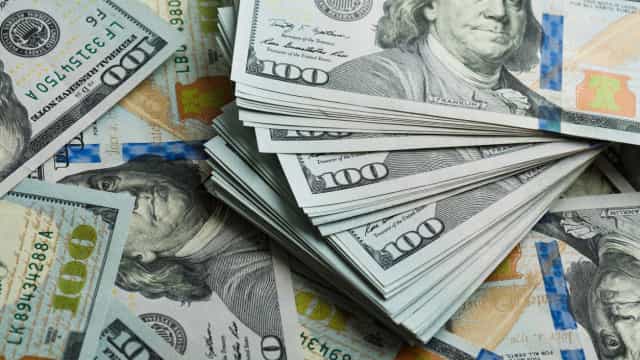 Dólar cai com exterior, mas alta de juro de Treasuries e veto à desoneração limitam