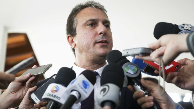 Ministro descarta cancelar o Enem após vazamento de imagens da prova