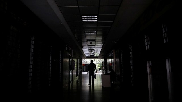 Sem luz em SP, moradores recorrem a shopping para carregar celular