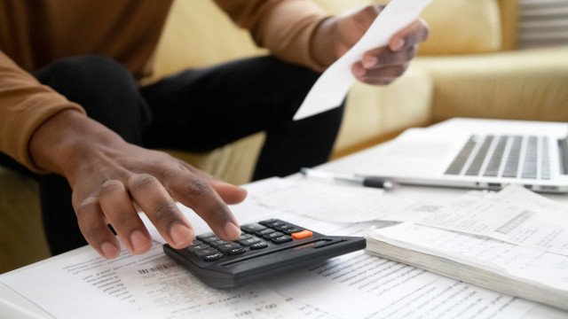 Proporção de famílias endividadas cai a 76,9%, menor nível desde fevereiro de 2022, diz CNC