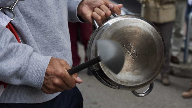 Moradores de SP comemoram com panelaço volta da energia após 53 horas