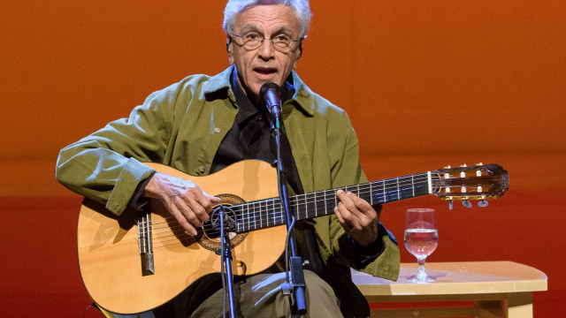 Caetano Veloso faz público entoar mantras coletivos ao levar ‘Transa’ a São Paulo