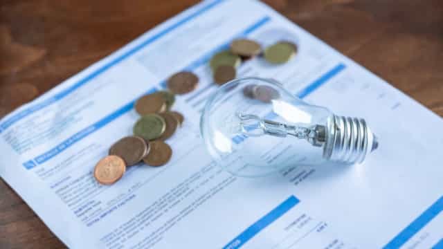Contas de luz, gás e água pesam no orçamento do brasileiro, aponta Serasa