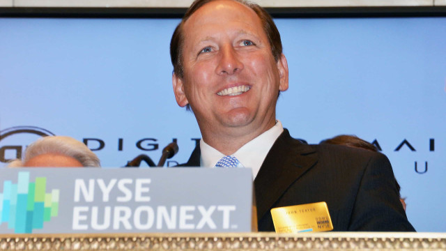 Muros do Engenhão são vandalizados em protesto contra John Textor e Botafogo responde