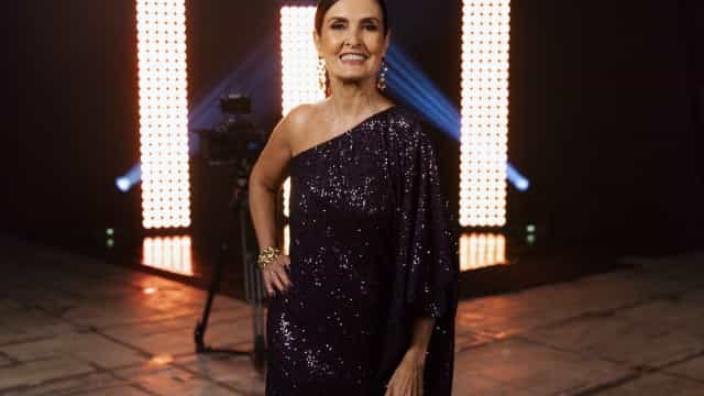 Após acidente, Fátima Bernardes chega de cadeira de rodas para gravação na Globo