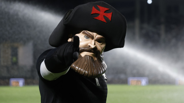 Fora de casa, Vasco tenta surpreender Athletico-PR para manter reação no Brasileirão