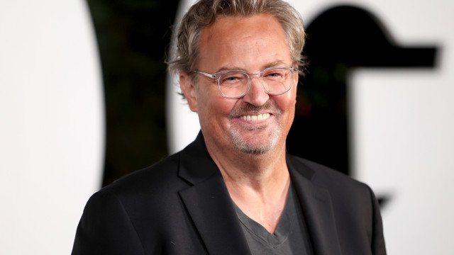 Matthew Perry tem certidão de óbito divulgada, mas sem a causa da morte do ator