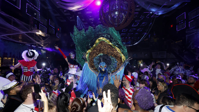 Heidi Klum volta a surpreender no Halloween e surge de pavão